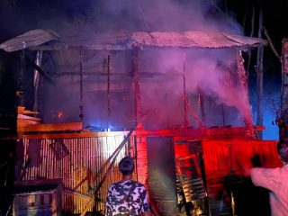 Ditinggal Salat Tarawih, Dua Rumah di Binuang Polman Hangus Dilalap Api