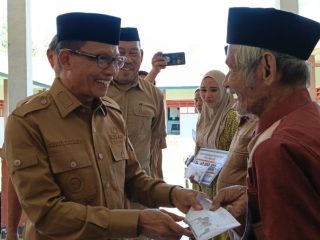 Bupati Samsul Mahmud Salurkan Bantuan Rp42,5 Juta untuk Korban Kebakaran dan Puting Beliung di Matakali