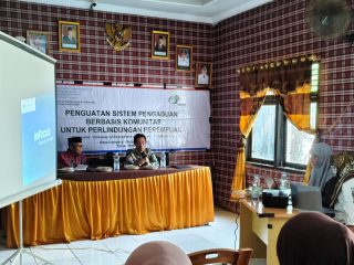 Direktur YKPM Sulsel, Mulyadi Prayitno saat mengantar dan membuka pertemuan K2P2 di Desa Lampoko, Kamis, (9/4/2026). Foto: Kay