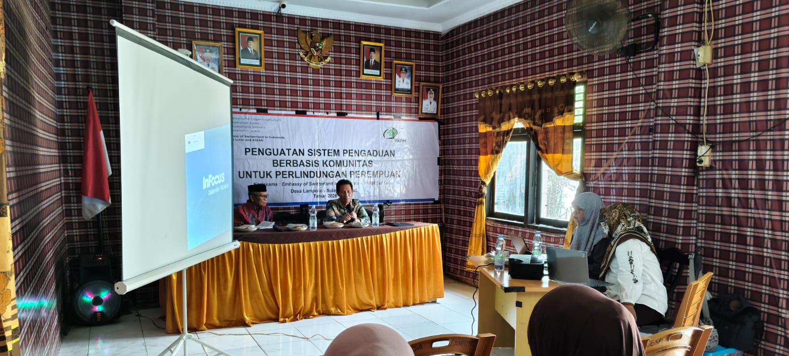 Direktur YKPM Sulsel, Mulyadi Prayitno saat mengantar dan membuka pertemuan K2P2 di Desa Lampoko, Kamis, (9/4/2026). Foto: Kay