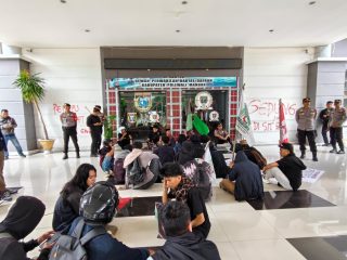 Aspirasi Pendidikan Tak Bersambut, Gedung DPRD Polman Dicoret Massa Aksi