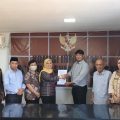 Perkuat Layanan Informasi, KominfoSS Sulbar Serahkan DIP Pemprov ke Komisi Informasi