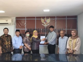 Perkuat Layanan Informasi, KominfoSS Sulbar Serahkan DIP Pemprov ke Komisi Informasi