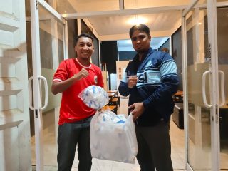 Dorong Bakat Sepak Bola Lokal, PSSI Sulbar Beri Bantuan Bola untuk Anak SD di Wonomulyo