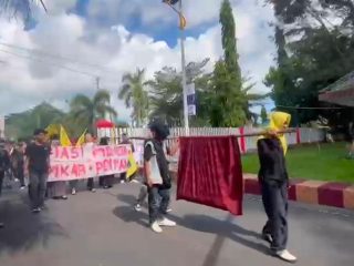 Teatrikal Pilu Ibu Hamil Ditandu: Simbol Kemarahan PC PMII di Polman terhadap Buruknya Infrastruktur