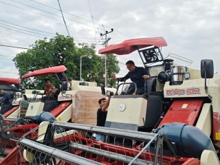 Tingkatkan Produktivitas Pertanian, Bupati Polman Serahkan Bantuan Alsintan untuk 3 Desa di Wonomulyo