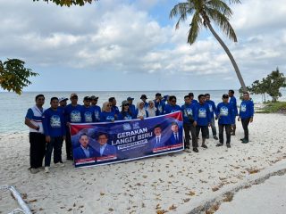 Peringati HUT ke-25, Partai Demokrat Polman Bersihkan Pantai Palippis