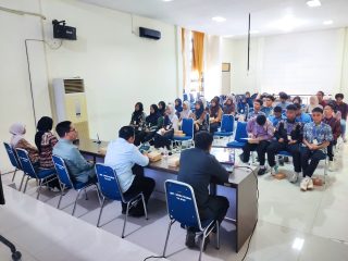 Melek Politik Sejak Dini: 30 Siswa Sekolah Politik Belajar Menyuarakan Aspirasi Warga di DPRD Polman