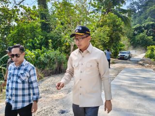 Pantau Pekerjaan Jalan di Tutar, Bupati Samsul Mahmud Pastikan Akses Desa Taramanu Tua dan Ratte Mulus