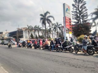 BBM Subsidi di Pengecer Jalanan Ludes, Antrean di SPBU Polman Mengular