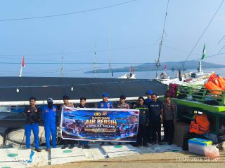 Kapolda Sulbar Salurkan 30 Ton Air Bersih untuk Warga Pulau Ambo dan Pulau Papotongan 