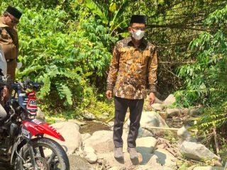 Tembus Medan Ekstrem, Bupati Samsul Mahmud Temui Warga Desa Lenggo Janjikan Pemerataan Pembangunan