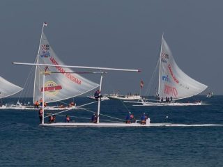 Etape Kedua Sandeq Silumba 2026 Dimulai, Satu Perahu Terbalik Dihantam Angin